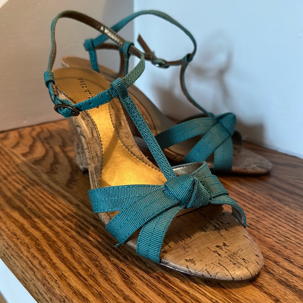Size 8.5 predictions wedge with both heel